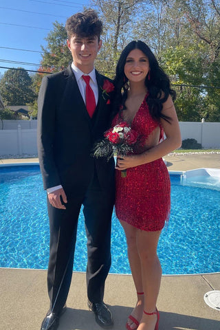 Robe fourreau rouge courte à col V profond et pompons pour le bal de promo