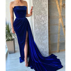 Vestido largo de fiesta de graduación azul real de terciopelo sin tirantes con pliegues, abertura y cola 