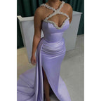 Robe de soirée en satin ajustée, perlée, froncée et fendue sur le côté 