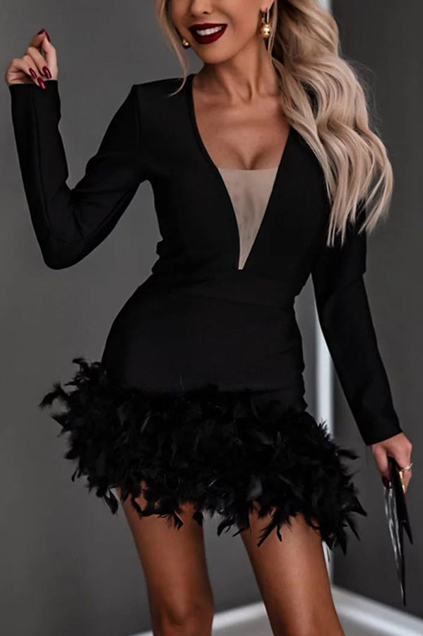 Faites votre entrée avec cette mini-robe de soirée asymétrique à manches longues et plumes. 