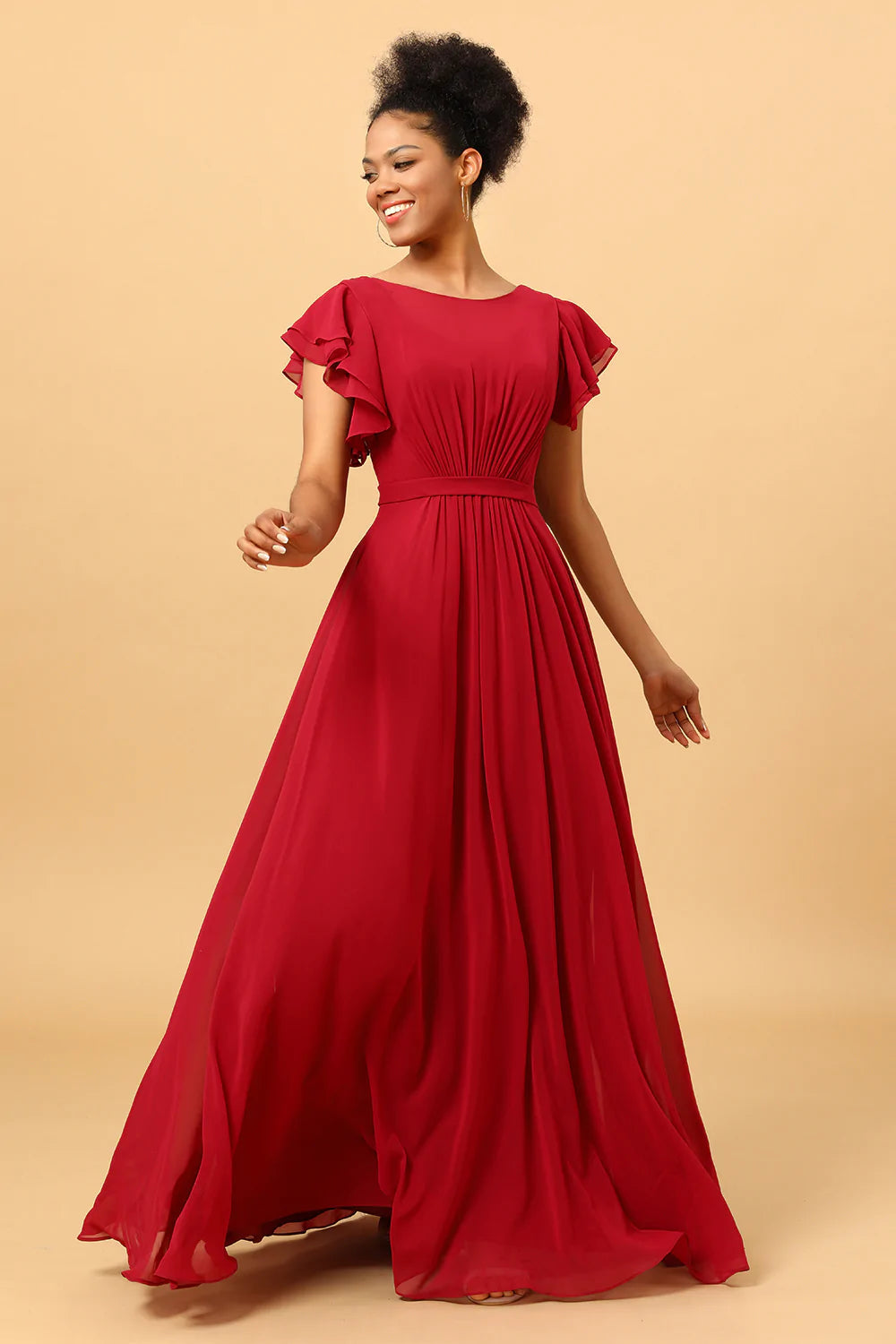 Vestido de dama de honor de gasa color burdeos con mangas con volantes