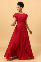 Vestido de dama de honor de gasa color burdeos con mangas con volantes