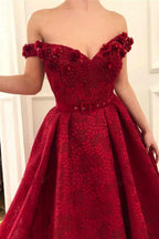 Vestidos de princesa color burdeos con encaje y hombros descubiertos para baile de graduación.