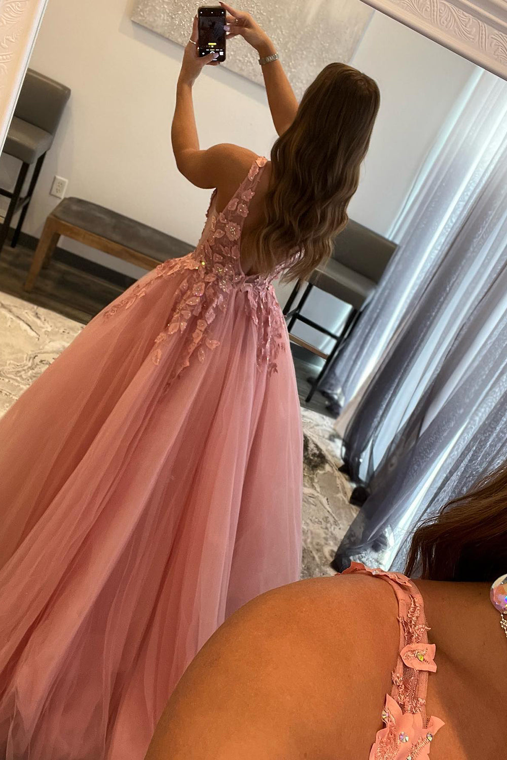 Vestido de fiesta naranja de corte A con escote en V y apliques