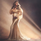 Foto de elegante vestido de noche premamá de satén corte sirena con mangas abullonadas rosas desmontables y un solo hombro.