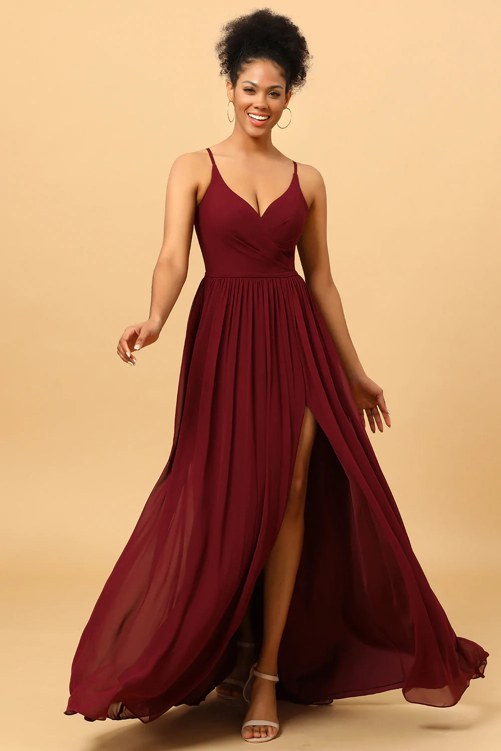 Vestido de dama de honor corte A, de gasa color burdeos con abertura