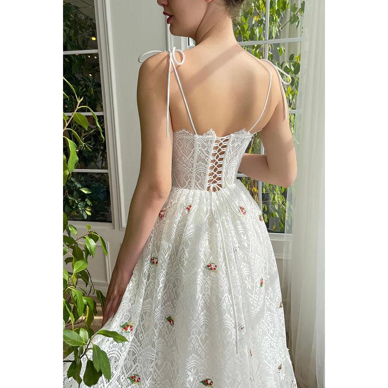 Robe de soirée trapèze à bretelles spaghetti et dentelle transparente appliquée 