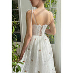Robe de soirée trapèze à bretelles spaghetti et dentelle transparente appliquée 