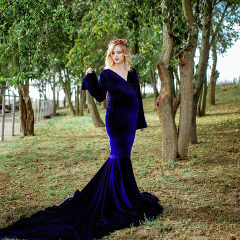 Vestido largo de terciopelo dorado para embarazadas, con escote en V y cola de sirena, ideal para sesiones de fotos.