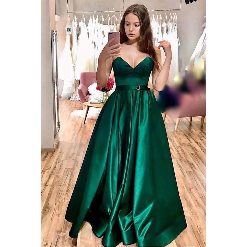 Vestido largo de fiesta sencillo, sin tirantes, de satén verde, corte en A, escote en V y abertura. 