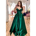 Vestido largo de fiesta sencillo, sin tirantes, de satén verde, corte en A, escote en V y abertura. 