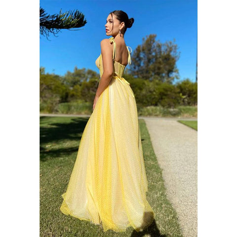 Robe de bal longue en tulle jaune à bretelles spaghetti et décolleté en cœur 