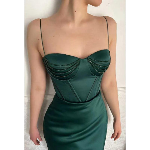 Vestido de fiesta fruncido con cuentas, tirantes finos y escote en forma de corazón con abertura