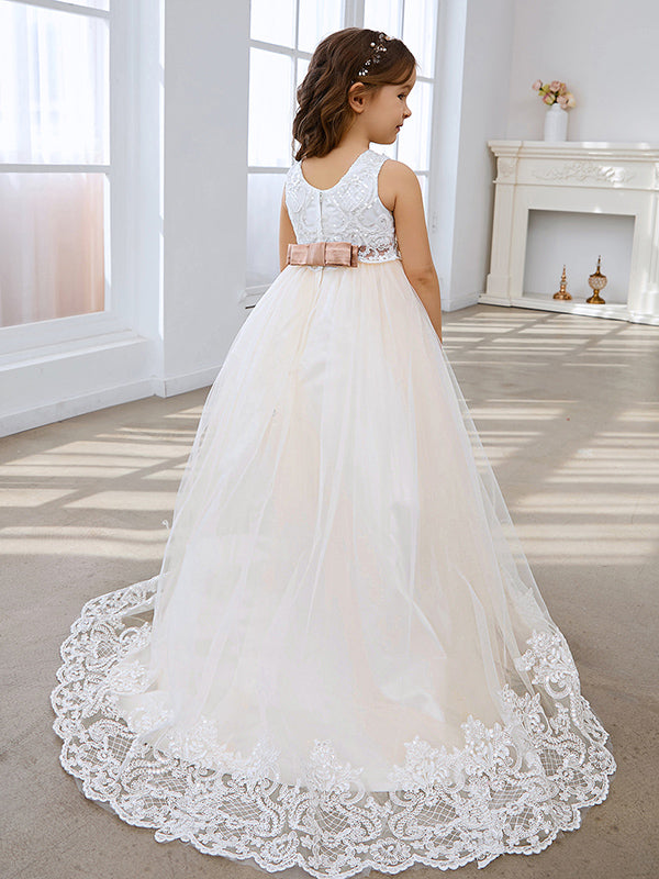 Vestido de niña de las flores color marfil, estilo princesa, con cola de tul y corte de baile. 