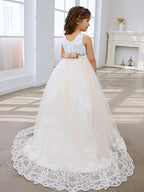 Vestido de niña de las flores color marfil, estilo princesa, con cola de tul y corte de baile. 
