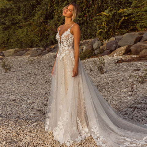 Vestido de novia moderno VIKTORIA para novia, con escote corazón, tirantes finos y botones. Vestido de novia para mujer, personalizable.