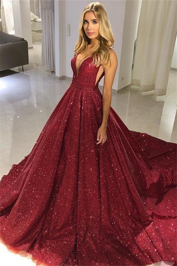 Vestido de noche burdeos con lentejuelas, corte en A, hombros descubiertos y escote en V.
