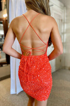 Robe de bal courte à paillettes orange, bretelles spaghetti et dos croisé, coupe fourreau scintillante.