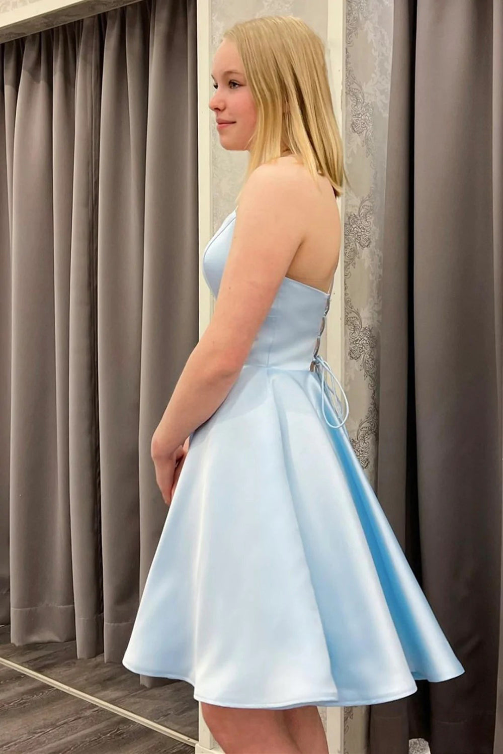 Robe de bal courte bleue à fines bretelles spaghetti et coupe trapèze