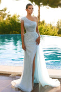 Elegante vestido largo de sirena con un solo hombro, tul, lentejuelas y abertura para baile de graduación.