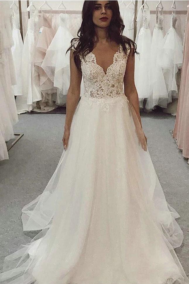 Robe de mariée longue en tulle et dentelle couleur ivoire, coupe trapèze, col en V, couleur plage