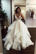 Robe de mariée longue de plage, coupe trapèze, décolleté cœur, en tulle à volants cascade