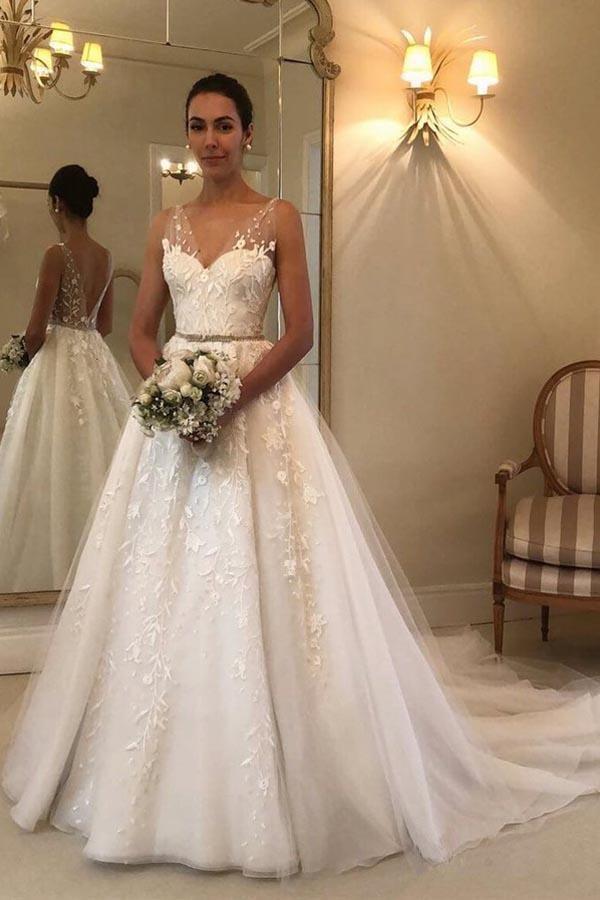 Robe de mariée longue trapèze à col en V en tulle et dentelle, ornée d'appliqués, idéale pour la plage.