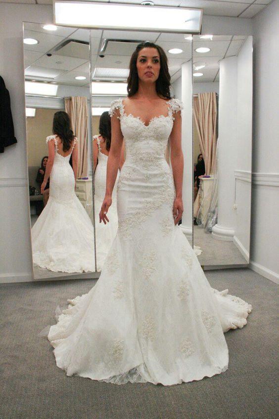 Robe de mariée sirène longue de plage, dos nu en satin et dentelle, décolleté cœur, robe de mariée longue en satin et dentelle, décolleté en cœur.
