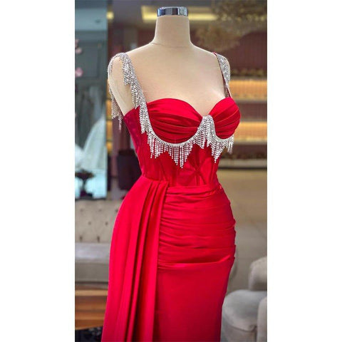 Vestidos de noche formales largos rojos con pliegues y tirantes de cuentas 