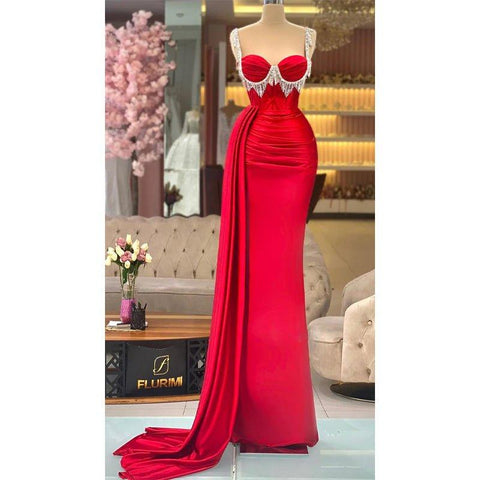 Vestidos de noche formales largos rojos con pliegues y tirantes de cuentas 