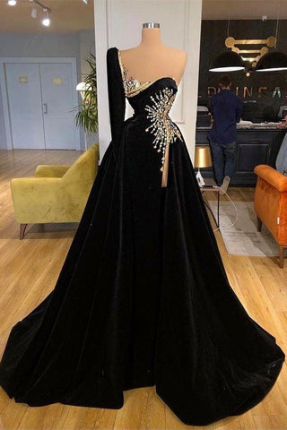 Vestido de fiesta negro de corte A con escote corazón y bordado de cuentas, con una manga.