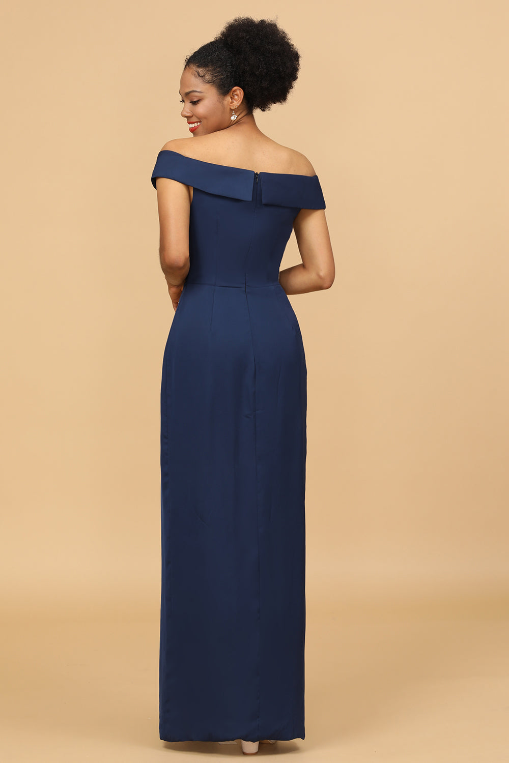 Robe de demoiselle d'honneur fourreau bleu marine à épaules dénudées