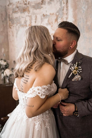 Preciosos vestidos de novia bohemios de corte A con hombros descubiertos y encaje.