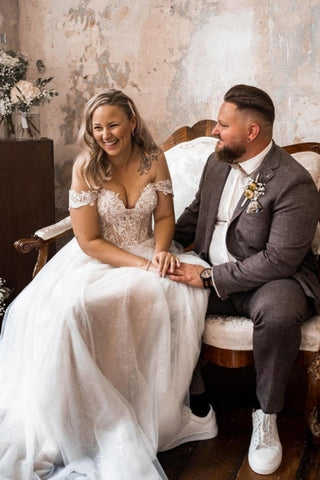 Preciosos vestidos de novia bohemios de corte A con hombros descubiertos y encaje.