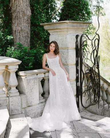 Precioso vestido de novia largo blanco de corte A, escote redondo, sin mangas, con encaje y apliques.