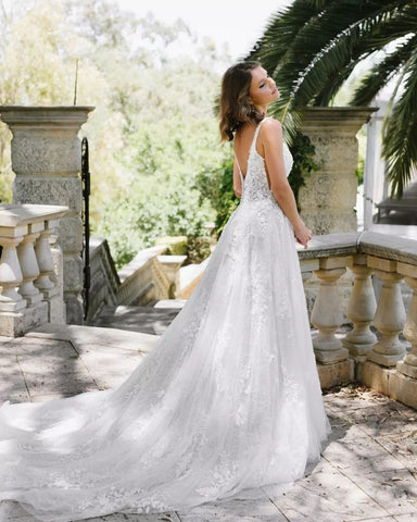 Precioso vestido de novia largo blanco de corte A, escote redondo, sin mangas, con encaje y apliques.