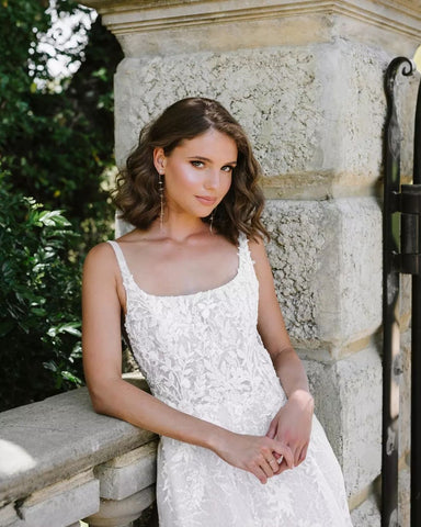 Precioso vestido de novia largo blanco de corte A, escote redondo, sin mangas, con encaje y apliques.