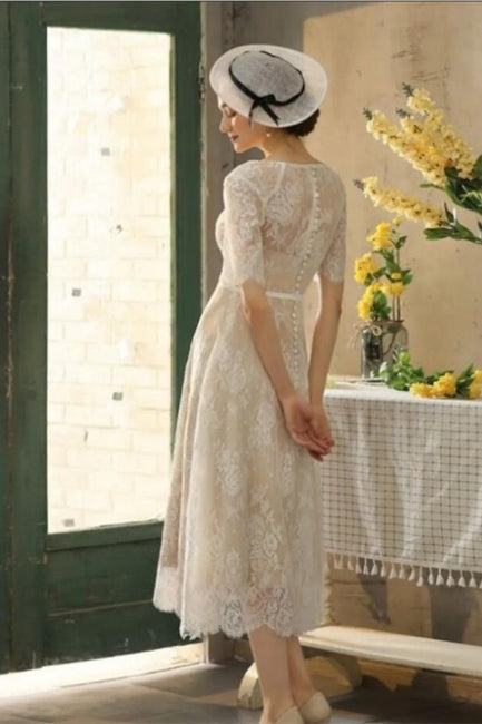 Magnifiques robes de mariée courtes en dentelle de coupe trapèze avec manches 3/4