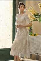 Magnifiques robes de mariée courtes en dentelle de coupe trapèze avec manches 3/4