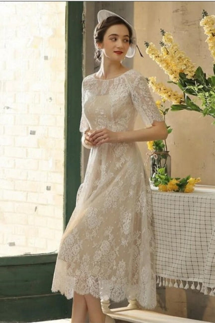 Magnifiques robes de mariée courtes en dentelle de coupe trapèze avec manches 3/4