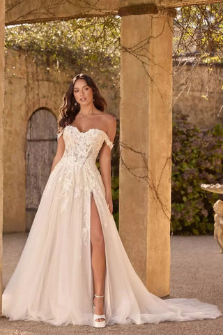 Precioso vestido de novia largo blanco de corte A, corte princesa, con escote corazón, sin mangas, apliques y abertura.