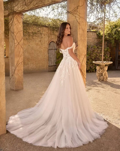 Precioso vestido de novia largo blanco de corte A, corte princesa, con escote corazón, sin mangas, apliques y abertura.