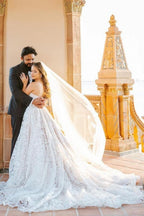 Magnifiques robes de mariée blanches longues sans manches, coupe trapèze, ornées de dentelle.