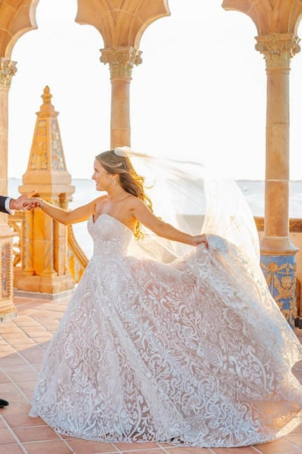 Magnifiques robes de mariée blanches longues sans manches, coupe trapèze, ornées de dentelle.