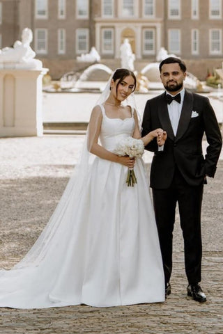Precioso vestido de novia blanco de satén, corte en A, sin mangas, con hombros descubiertos y abertura frontal.