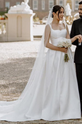 Precioso vestido de novia blanco de satén, corte en A, sin mangas, con hombros descubiertos y abertura frontal.