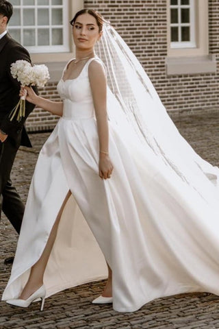 Precioso vestido de novia blanco de satén, corte en A, sin mangas, con hombros descubiertos y abertura frontal.