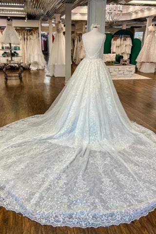 Preciosos vestidos de novia de corte A con tirantes finos, apliques y encaje.