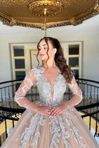 Magnifique robe de mariée longue en tulle et dentelle, coupe trapèze, col en V, manches longues et appliques à volants.