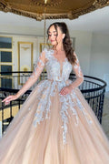Magnifique robe de mariée longue en tulle et dentelle, coupe trapèze, col en V, manches longues et appliques à volants.